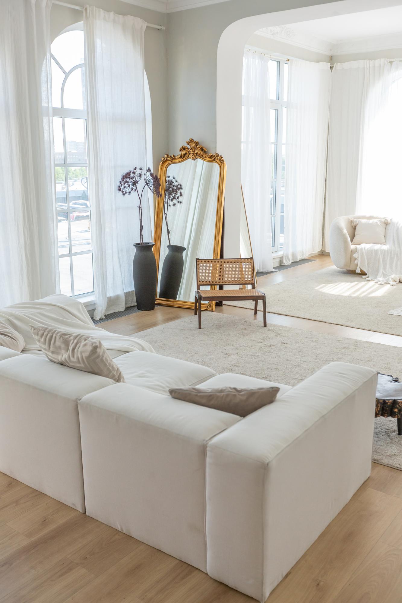 Living spațios cu lumină naturală și decor neutru
